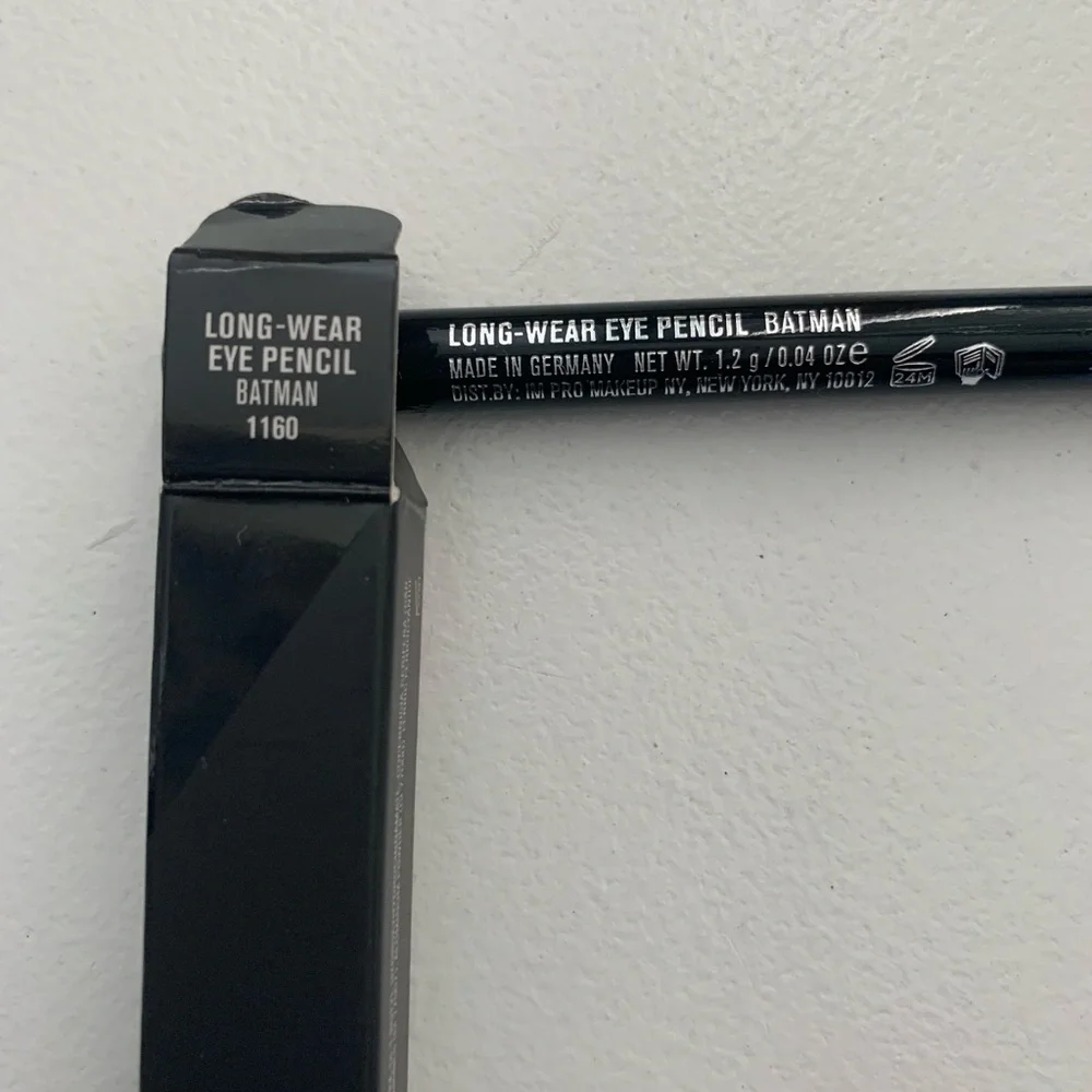 New in Box IL MAKIAGE Long-Wear Ey Pencil in “Batman” (black)